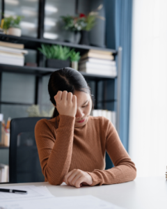 Agente de contact center agotado por el burnout